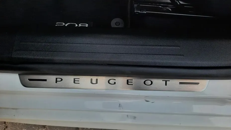 PEUGEOT 208 -