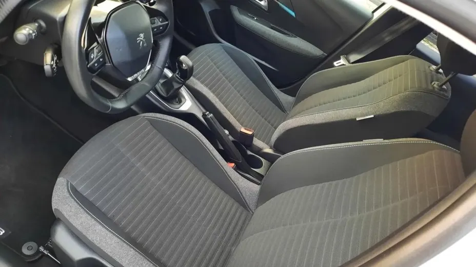 PEUGEOT 208 -