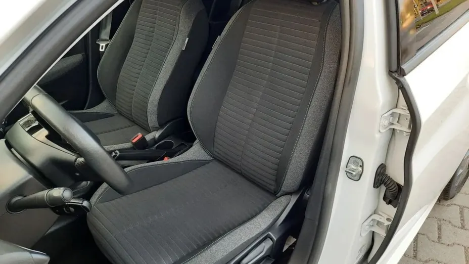 PEUGEOT 208 -