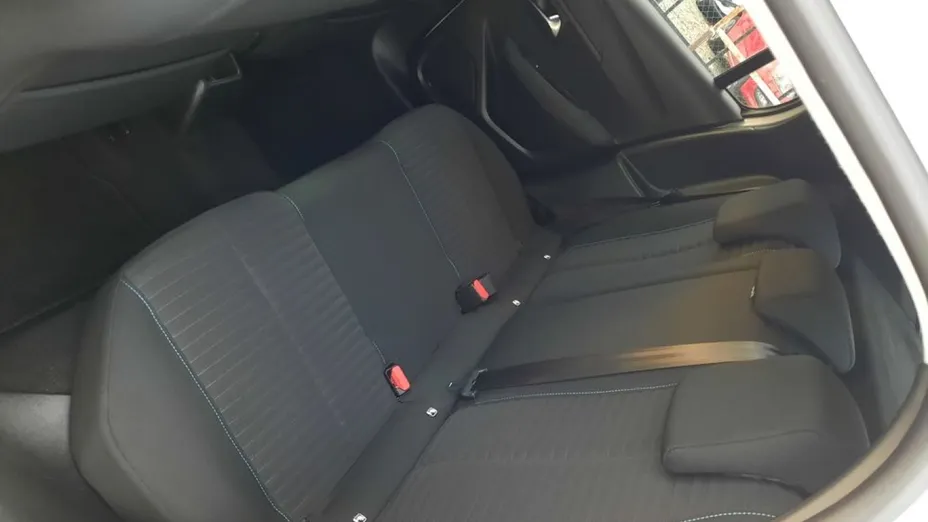 PEUGEOT 208 -