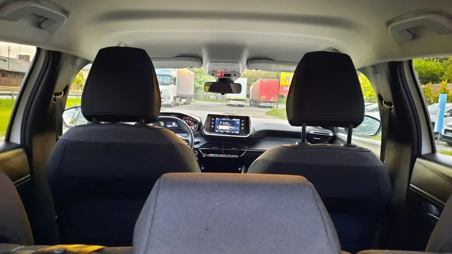 PEUGEOT 208 -