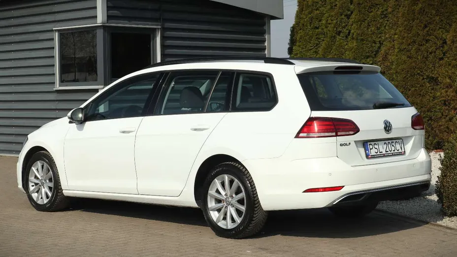 VOLKSWAGEN Golf -