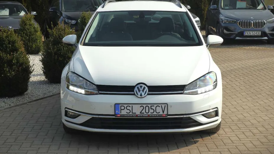 VOLKSWAGEN Golf -