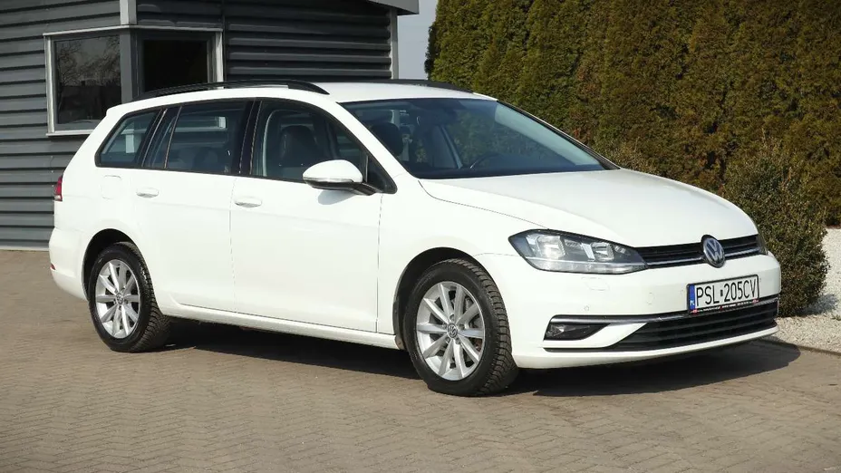 VOLKSWAGEN Golf -