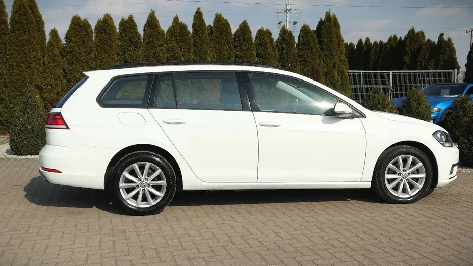 VOLKSWAGEN Golf -