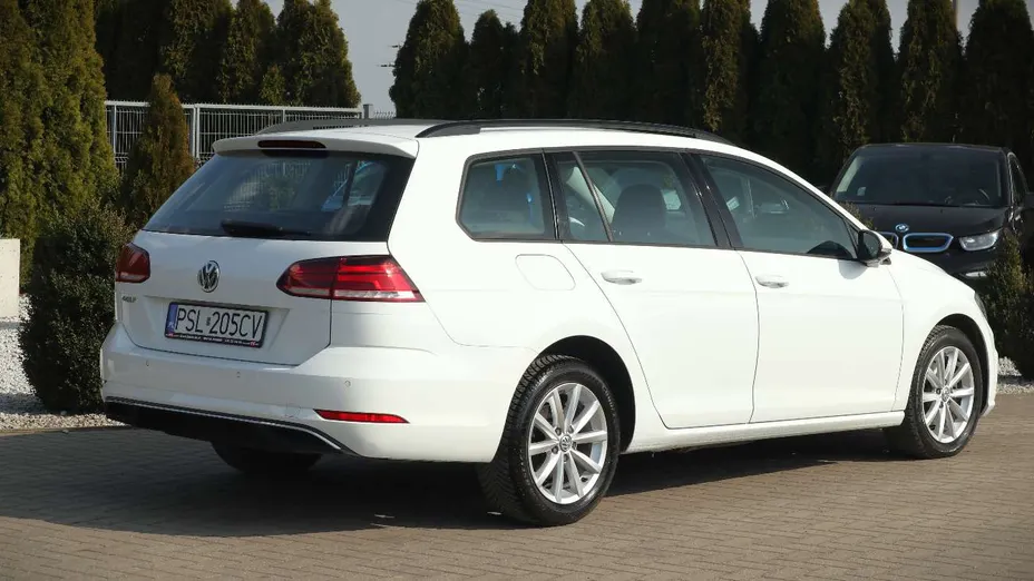 VOLKSWAGEN Golf -