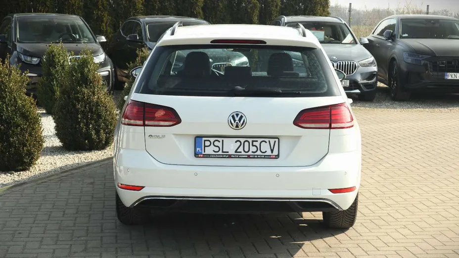 VOLKSWAGEN Golf -