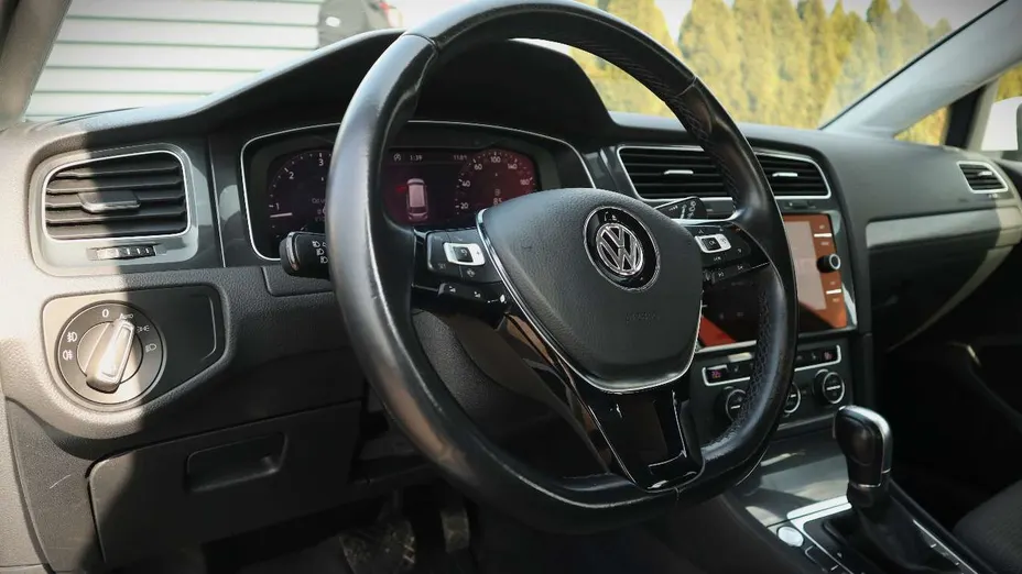 VOLKSWAGEN Golf -