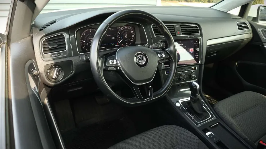 VOLKSWAGEN Golf -