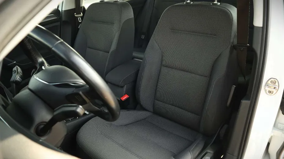 VOLKSWAGEN Golf -