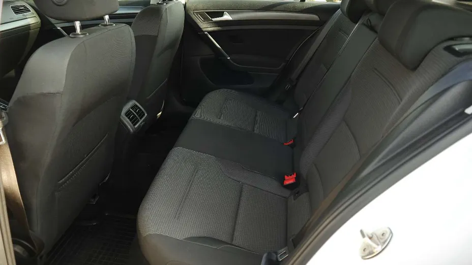 VOLKSWAGEN Golf -