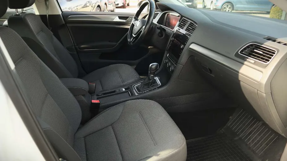 VOLKSWAGEN Golf -