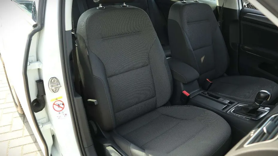 VOLKSWAGEN Golf -