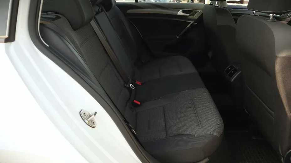 VOLKSWAGEN Golf -