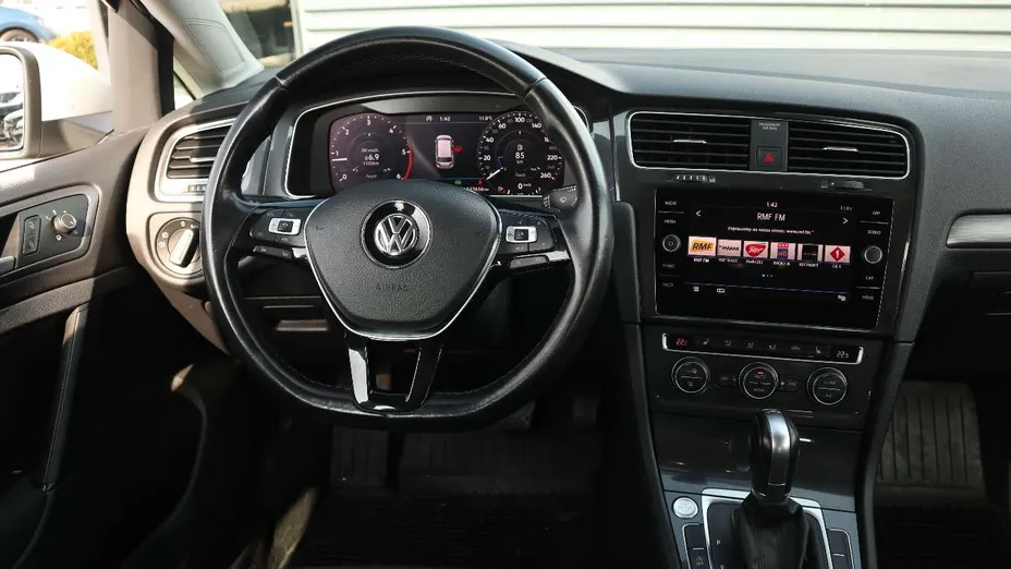 VOLKSWAGEN Golf -