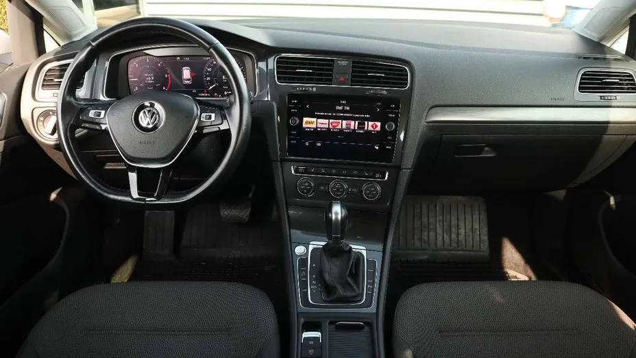 VOLKSWAGEN Golf -