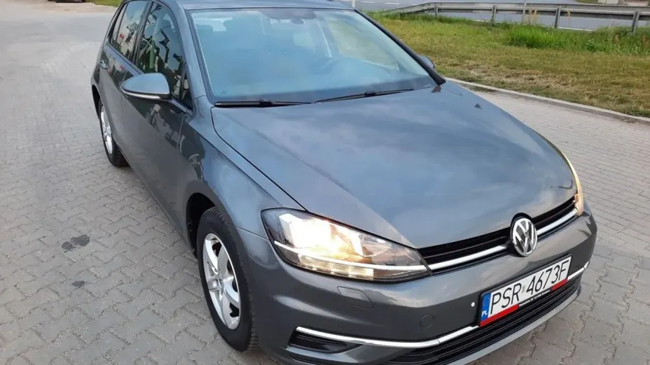 VOLKSWAGEN Golf -