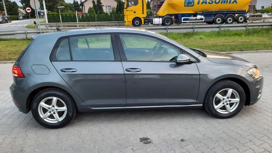 VOLKSWAGEN Golf -