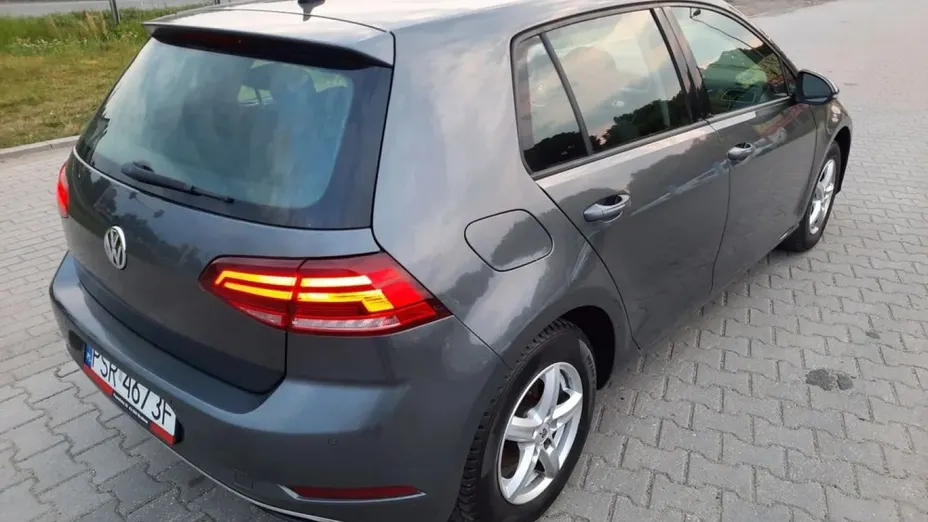 VOLKSWAGEN Golf -