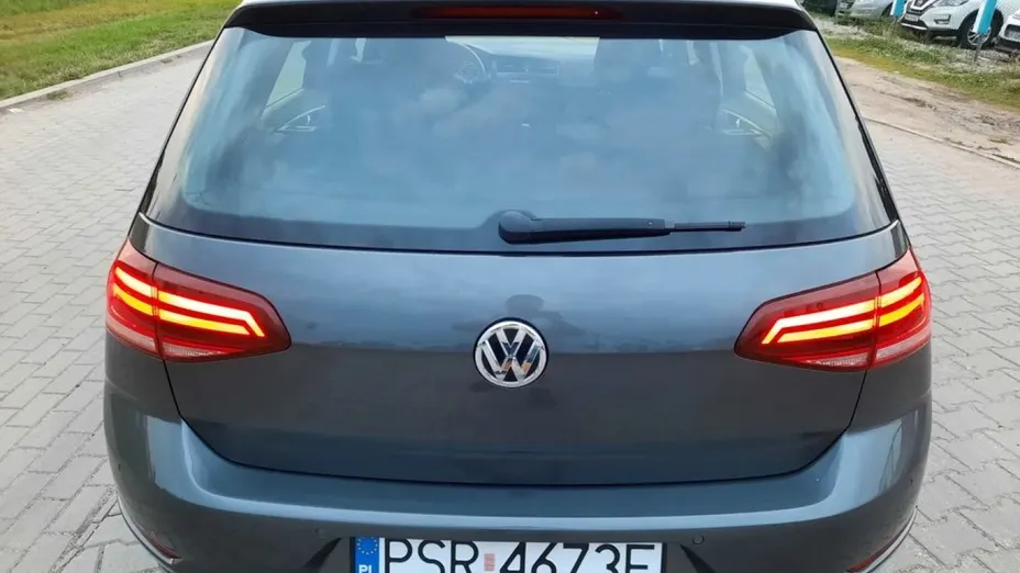 VOLKSWAGEN Golf -