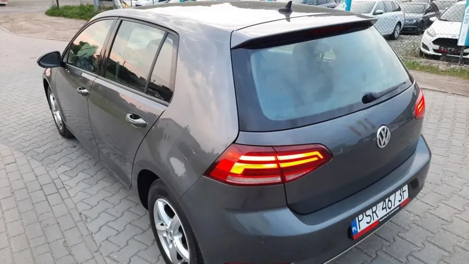 VOLKSWAGEN Golf -