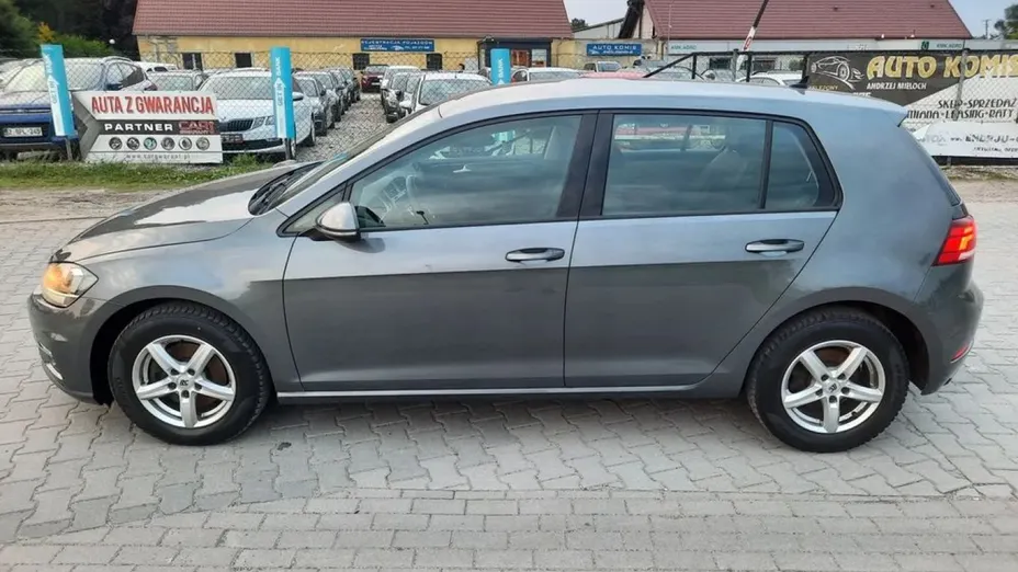 VOLKSWAGEN Golf -