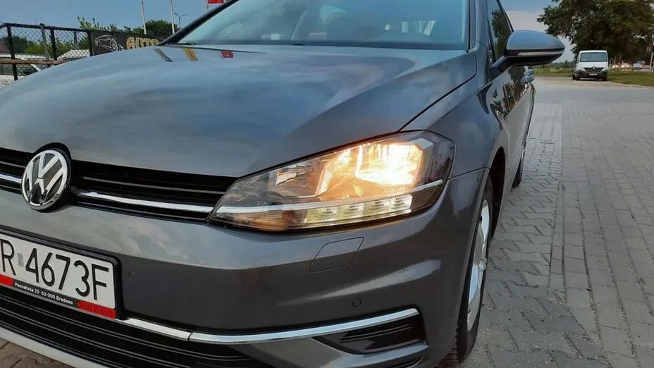 VOLKSWAGEN Golf -