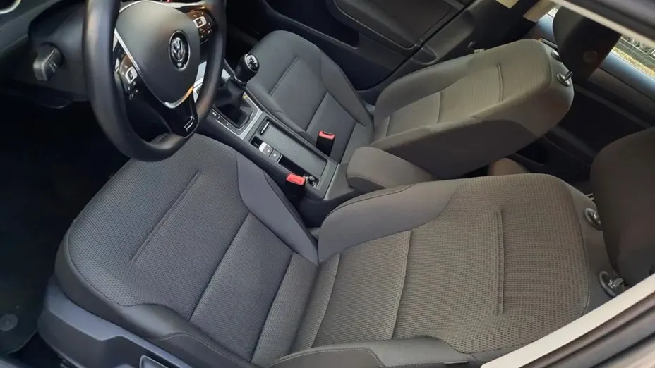 VOLKSWAGEN Golf -