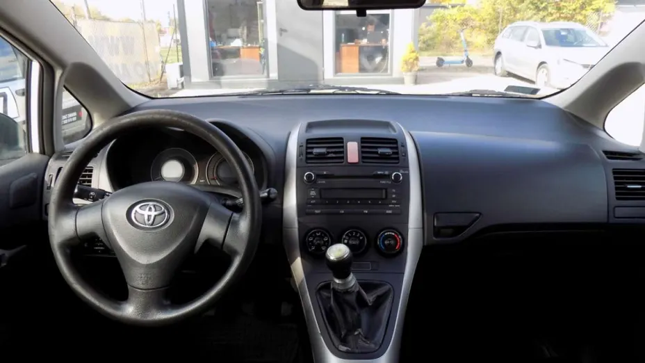 TOYOTA Auris -