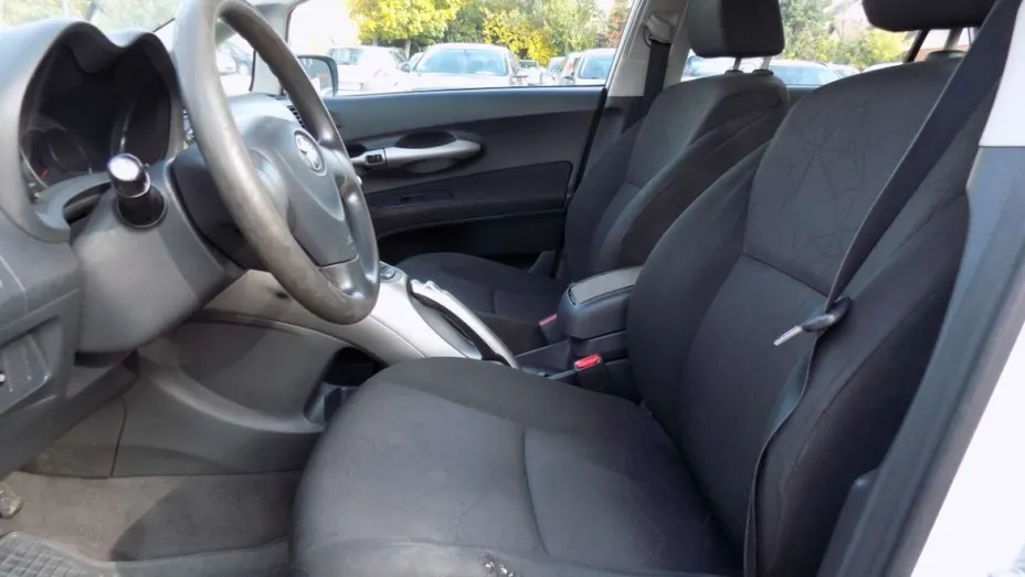 TOYOTA Auris -
