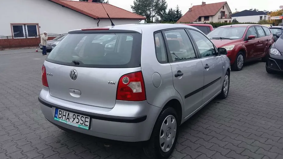VOLKSWAGEN Polo -