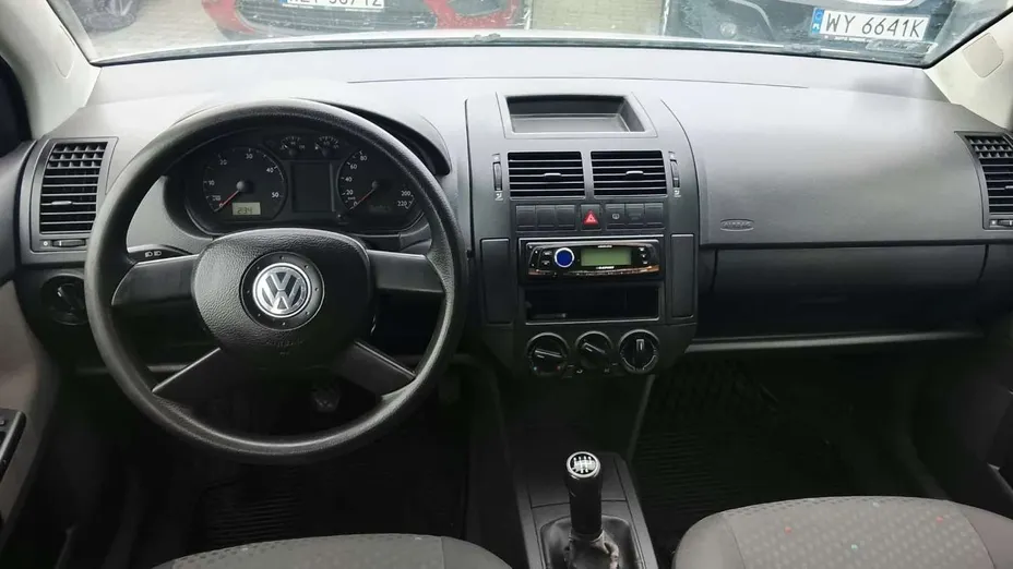 VOLKSWAGEN Polo -
