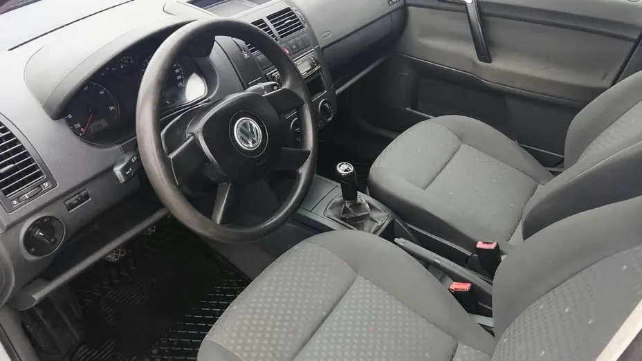 VOLKSWAGEN Polo -