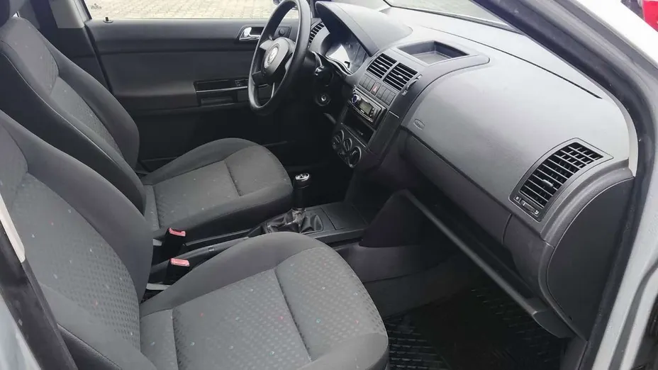 VOLKSWAGEN Polo -