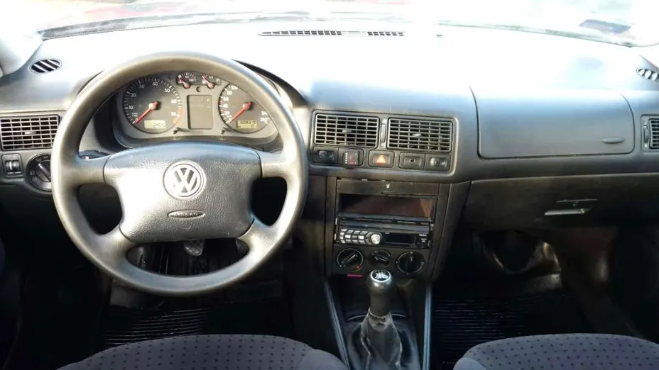VOLKSWAGEN Golf -