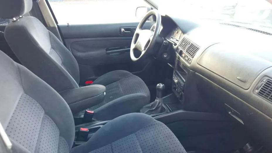 VOLKSWAGEN Golf -