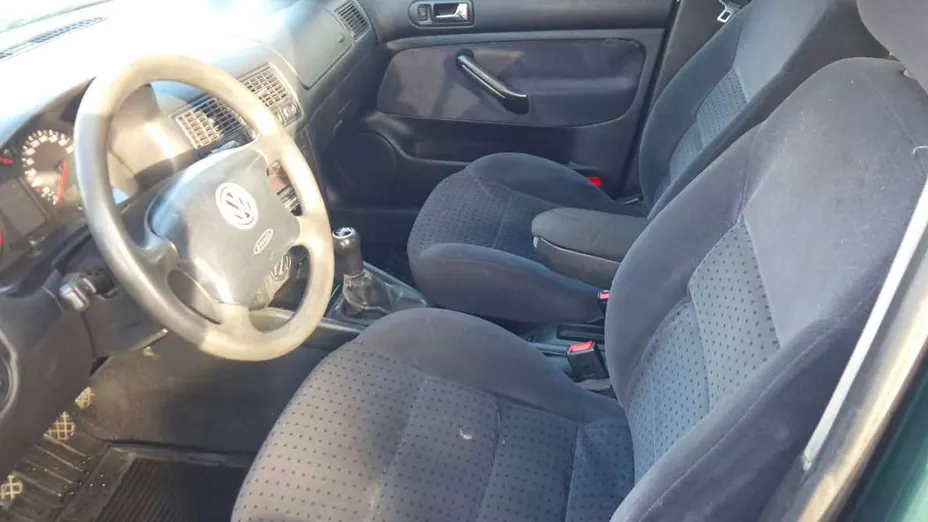 VOLKSWAGEN Golf -