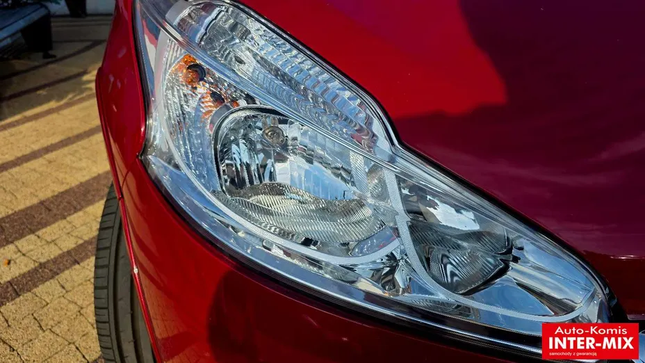 PEUGEOT 208 -