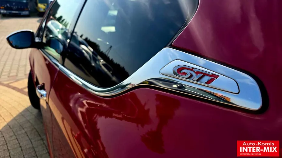 PEUGEOT 208 -