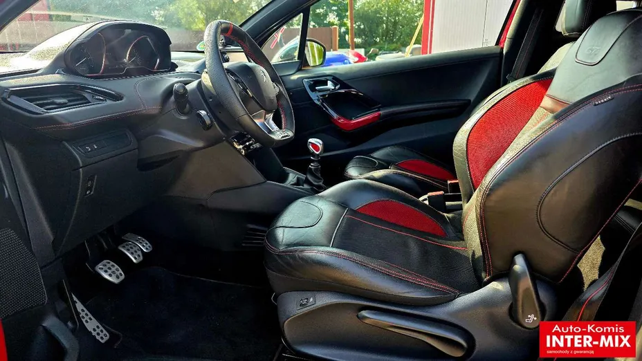 PEUGEOT 208 -