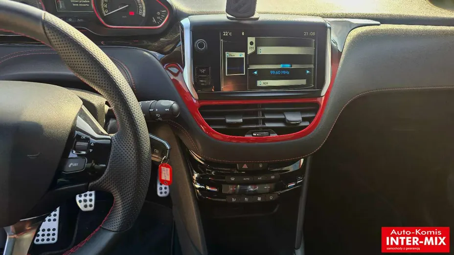 PEUGEOT 208 -