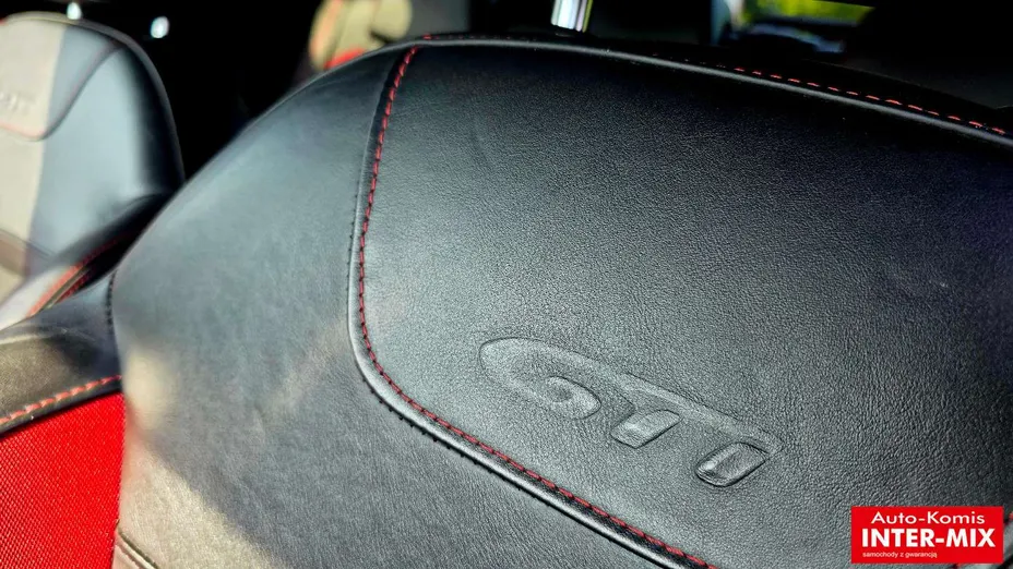 PEUGEOT 208 -