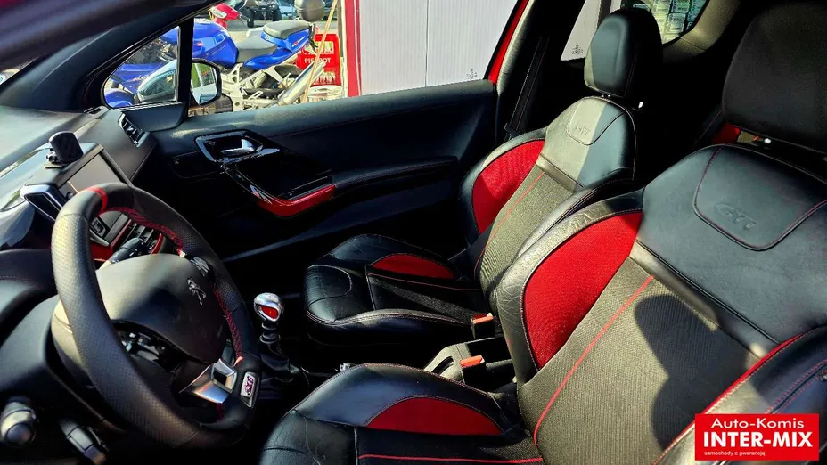 PEUGEOT 208 -