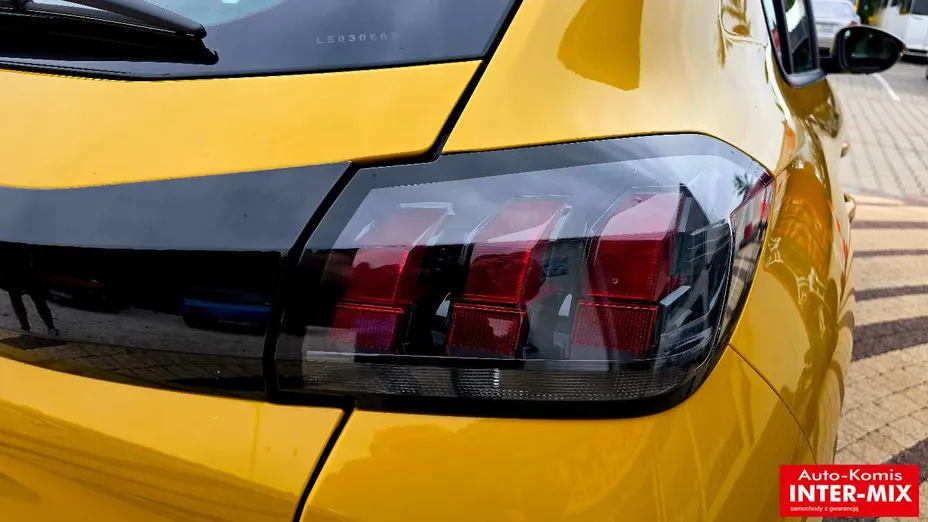 PEUGEOT 208 -