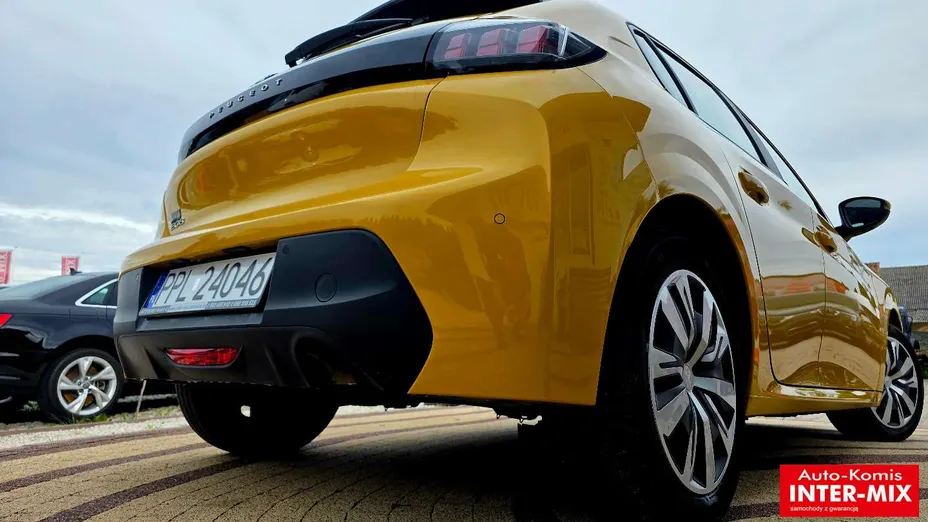 PEUGEOT 208 -