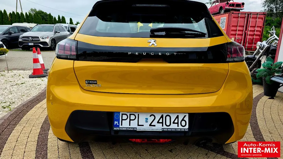 PEUGEOT 208 -