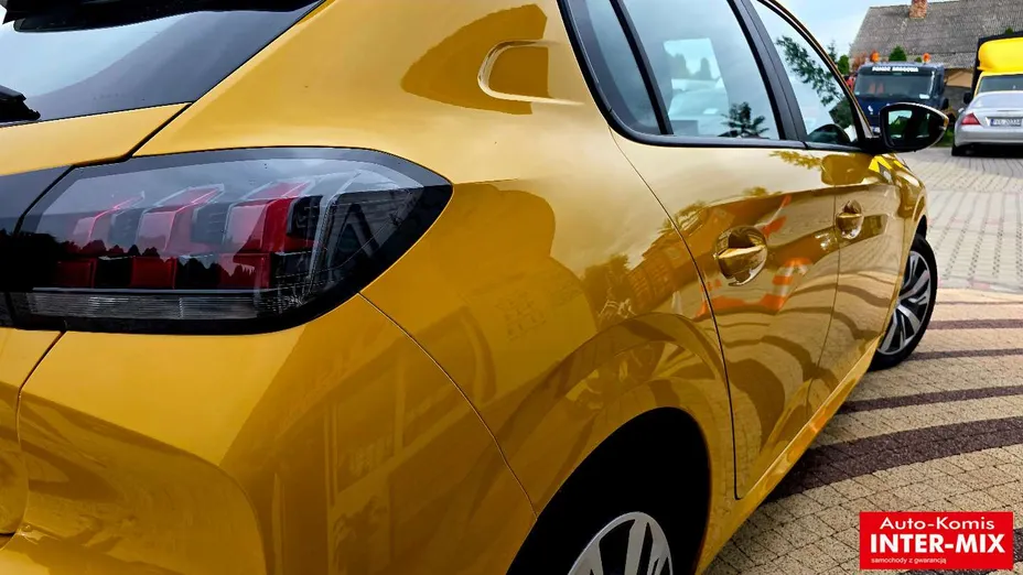 PEUGEOT 208 -