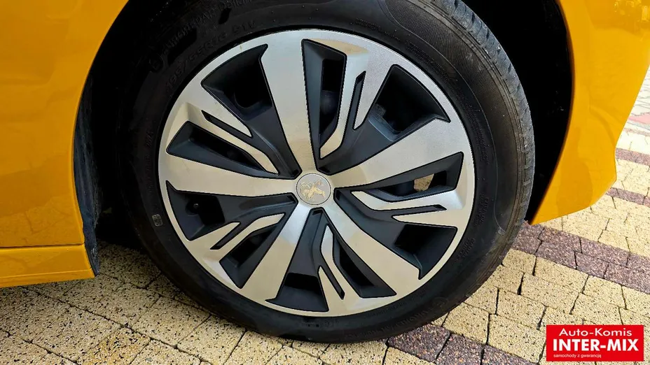 PEUGEOT 208 -