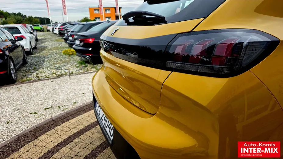 PEUGEOT 208 -