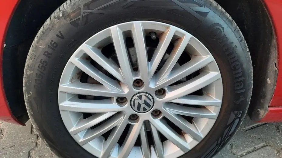 VOLKSWAGEN Golf -